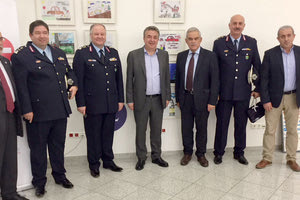 O Αρχηγός της ΕΛ.ΑΣ. Κωνσταντίνος Τσουβάλας και ο επιτελάρχης Μιχάλης Καραμαλάκης, που συνοδευόμενοι από τοπικούς αξιωματικούς είχαν κινήσει νωρίς χθες βράδυ για τα Ανώγεια