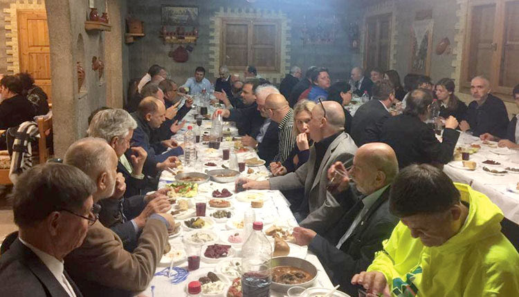    Από την επίσκεψη των σκακιστών και των διοργανωτών στο καζάνι της Επισκοπής