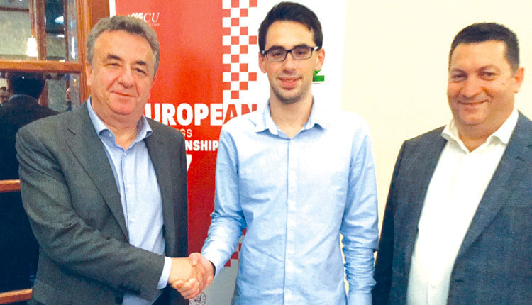  Οι κ.κ. Αρναουτάκης και Μαστοράκης με τον αθλητή του ΟΦΗ Κελίρη στο Πανευρωπαϊκό Πρωτάθλημα Εθνικών Ομάδων Σκακιού που έγινε για δέκα μέρες στο ξενοδοχείο Creta Maris στη Χερσόνησο.