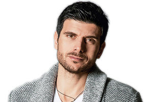 Ο ΔΙΑΣΗΜΟΣ ΗΡΑΚΛΕΙΩΤΗΣ ΗΘΟΠΟΙΟΣ ΜΑΝΟΣ ΓΑΒΡΑΣ, ΠΟΥ ΚΑΝΕΙ ΚΑΡΙΕΡΑ ΚΑΙ ΣΤΟ ΕΞΩΤΕΡΙΚΟ, ΜΙΛΑ ΣΤΗΝ “Π” 