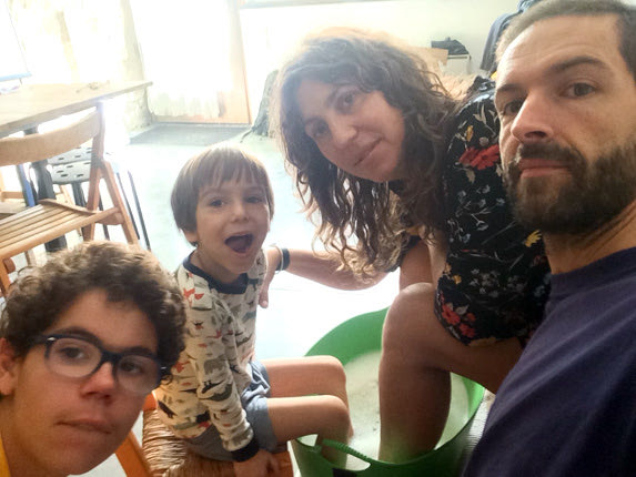 οικογένεια της εικαστικού κ. Ειρήνης Λιναρδάκη