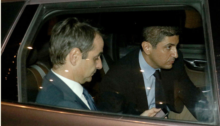 Κυριάκος Μητσοτάκης: μαζί του στο αυτοκίνητό του ο Γραμματέας Πολιτικής Επιτροπής του κόμματος Λευτέρης Αυγενάκης