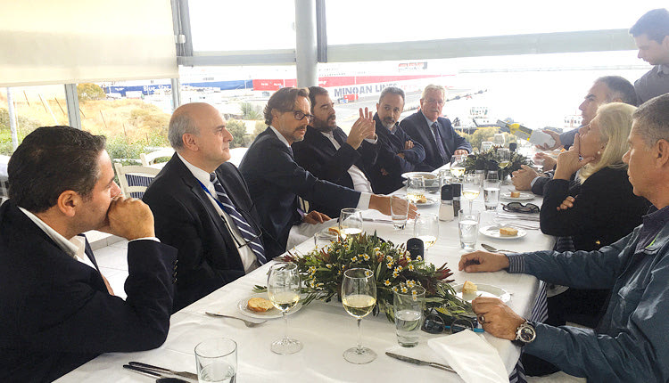 ο Γερμανός πρέσβης στην Αθήνα Γενς Πλέτνερ, που χθες το μεσημέρι, λίγο πριν αναχωρήσει από την Κρήτη, παρέθεσε φιλικό γεύμα σε μικρό κύκλο προσκεκλημένων του- ανάμεσα σε αυτούς και η διεύθυνση σύνταξης της Π»- στο «Εν Πλω».