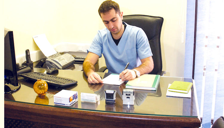 Ο Εμμανουήλ Φραγκιαδάκης στο οδοντιατρείο του