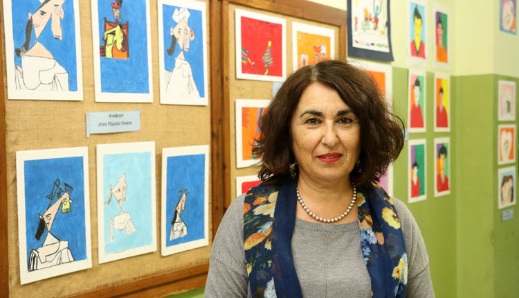 Η διευθύντρια του σχολείου (1ο Δημοτικό Σχολείο Ηρακλείου, το γνωστό ως Ανωγειανό) , κ. Ελένη Πανακάκη