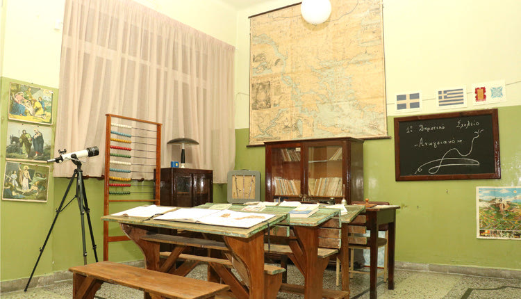 1ο Δημοτικό: το σχολείο έχει αξιοποιήσει τα υπάρχοντα παλιά αντικείμενα και  τεκμήρια σχολικής ζωής  του πλούσιου παρελθόντος του και κάπως έτσι δημιούργησε την «Τάξη  της Άννας και του Μίμη».