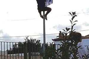 Αποβολή σε μαθητή που ύψωσε σε στύλο την ελληνική σημαία