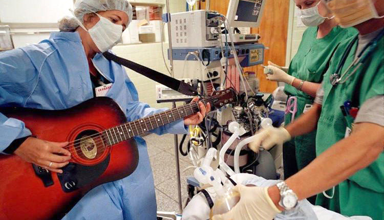 Λιγότερος πόνος, λιγότερα φάρμακα και καλύτερη μετεγχειρητική πορεία για τους ασθενείς που κάνουν μουσικοθεραπεία