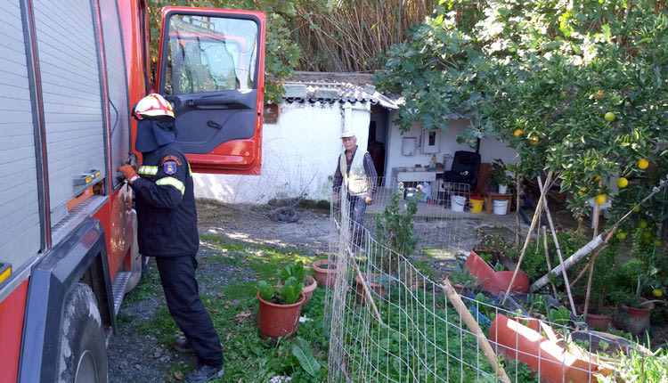 Λίγο πριν ο εικονιζόμενος Ηρακλειώτης είχε κατέβει από το αυτοκίνητο μαζί με τον εγγονό του