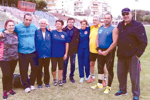 Αθλητές που πήραν μέρος στο GALA ΣΤΙΒΟΥ ΠΑΛΑΙΜΑΧΩΝ έχοντας μαζί τους και τον 95χρονο Πολυχρονόπουλο