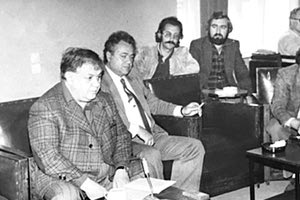 Στη φωτογραφία διακρίνονται από αριστερά προς δεξιά Μάνος Χατζηδάκης, Μανώλης Καρέλλης, Ζαχαρίας Καραταράκης, Χάρης Λασηθιωτάκης, Γιώργος Σκαρβελάκης, Νίκος Σεγρεδάκης.