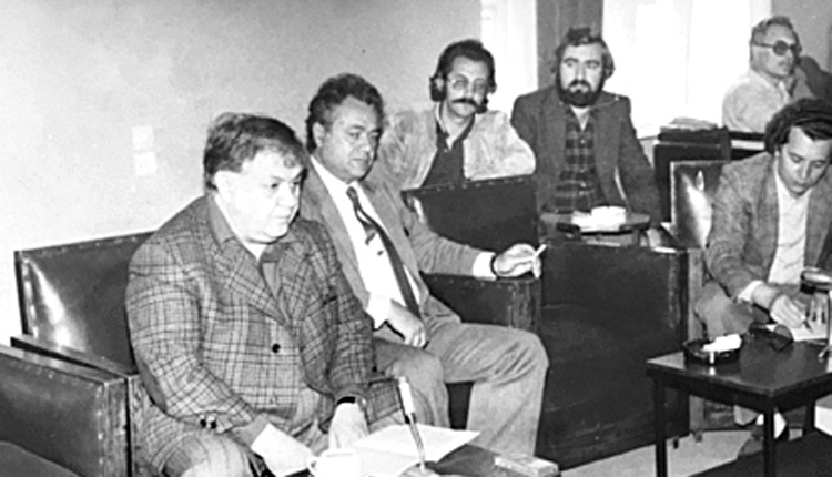 Στη φωτογραφία διακρίνονται από αριστερά προς δεξιά Μάνος Χατζηδάκης, Μανώλης Καρέλλης, Ζαχαρίας Καραταράκης, Χάρης Λασηθιωτάκης, Γιώργος Σκαρβελάκης, Νίκος Σεγρεδάκης.