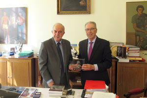 ο δήμαρχος Ηρακλείου Β. Λαμπρινός με τον εκτελεστικό αντιπρόεδρο του Πανεπιστημίου Λευκωσίας και διευθυντή Έδρας της Unesco του Πανεπιστημίου, Αιμίλιο Σολωμό.