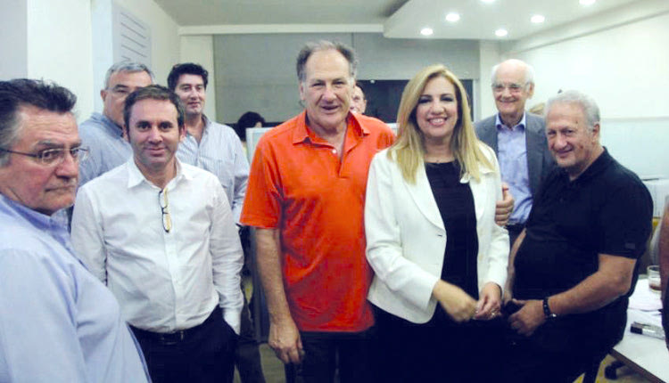 Λαλιώτης, Κακλαμάνης και Σκανδαλίδης να συγχαίρουν τη Φώφη Γεννημματά.