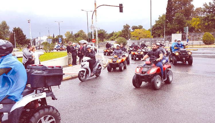 ΓΙΑ ΤΗΝ ΑΠΑΓΟΡΕΥΣΗ ΚΥΚΛΟΦΟΡΙΑΣ: Στην αθηναϊκή άσφαλτο διαδήλωσαν οι “γουρούνες”