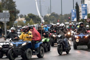 Στην αθηναϊκή άσφαλτο διαδήλωσαν οι “γουρούνες” ΓΙΑ ΤΗΝ ΑΠΑΓΟΡΕΥΣΗ ΚΥΚΛΟΦΟΡΙΑΣ