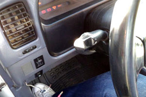 Στα κλεμμένα αυτοκίνητα νέας τεχνολογίας η μηχανή ενεργοποιείται με καλώδια που βρίσκονται κάτω από το τιμόνι