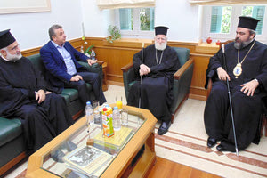 Από την εθιμοτυπική επίσκεψη του μητροπολίτη Σμύρνης στην Περιφέρεια