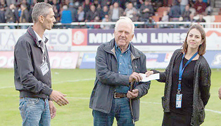 ΟΦΗ:  παρέδωσαν μια επιταγή 1.200 ευρώ στο "Χαμόγελο του Παιδιού"