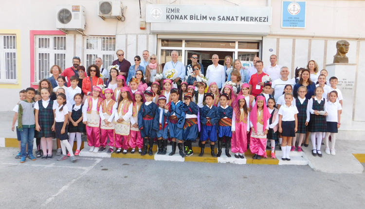 Στη Σμύρνη ταξίδεψαν ο ΠΔΕ Κρήτης με την Τζένη Ψαλτάκη,  συντονίστρια του σχεδίου, και δύο σχολεία του νησιού