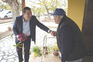 έκπληξη που περίμενε τον Αλέξη Τσίπρα στο χωριό Εράσμιο της Ξάνθης αμέσως μετά την επίσκεψή του στα Θερμοκήπια Θράκης.