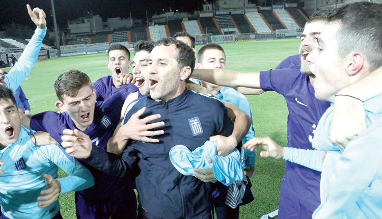   Ο Γκούμας πανηγυρίζει με τους παίκτες του