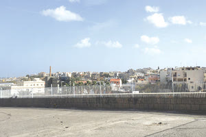 άρχισαν να τοποθετούν κάγκελα κατά μήκος του πεζοδρομίου στην οδό Δουκός Μποφώρ