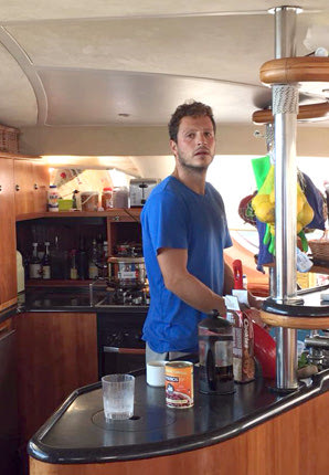 Ο Παναγιώτης Κρέμης  στην κουζίνα του ιστιοπλοϊκού