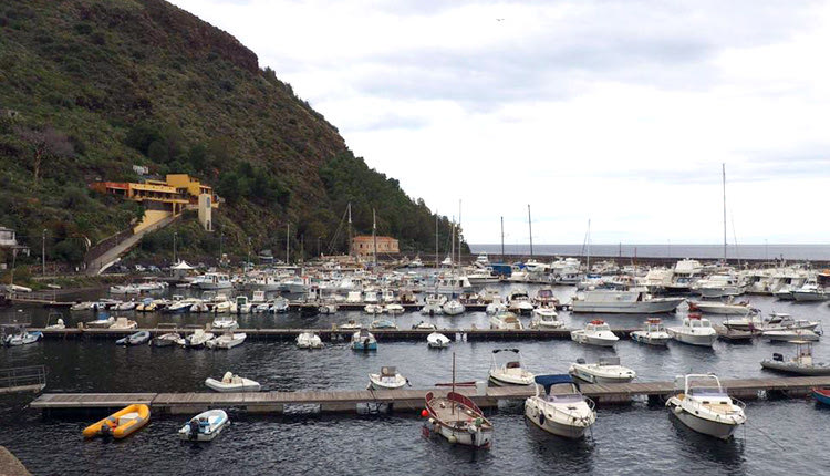 Το “Safari” έκανε στάση στο νησάκι Λίπαρι της Ιταλίας λόγω κακοκαιρίας