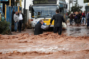 Απίστευτες εικόνες από την καταστροφική καταιγίδα στη δυτική Αττική