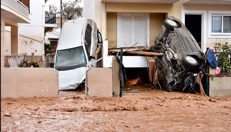 Εκατοντάδες αυτοκίνητα παρασύρθηκαν από τα ορμητικά νερά και καταστράφηκαν 