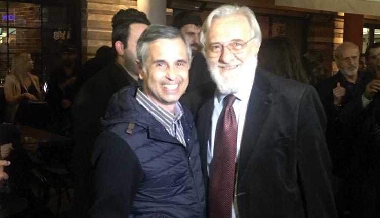 ευχήθηκε στον Γιάννη Σμαραγδή ο επιχειρηματίας Μιχάλης Λεμπιδάκης που παρακολούθησε σχεδόν με όλη την οικογένειά του την ταινία «Καζαντζάκης» του Κρητικού σκηνοθέτη
