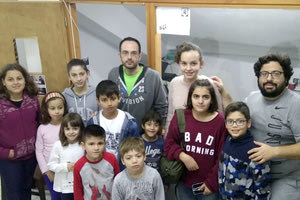 Αθλητές του τμήματος σκακιού του ΠΟΑ (Παναθλητικού Ομίλου Ατσαλένιου) με τον κ. Μαστροβασίλη και τον προπονητή του τμήματος κ. Εμμανουηλίδη