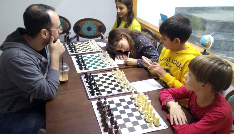 Αθλητές του τμήματος σκακιού του ΠΟΑ (Παναθλητικού Ομίλου Ατσαλένιου) με τον κ. Μαστροβασίλη και τον προπονητή του τμήματος κ. Εμμανουηλίδη