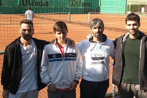 Η ανδρική ομάδα ΤΕΝΙΣ του “Ηράκλειο” με τον προπονητή τους