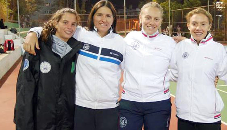   Η ανδρική και η γυναικεία ομάδα του “Ηράκλειο” με τον προπονητή τους