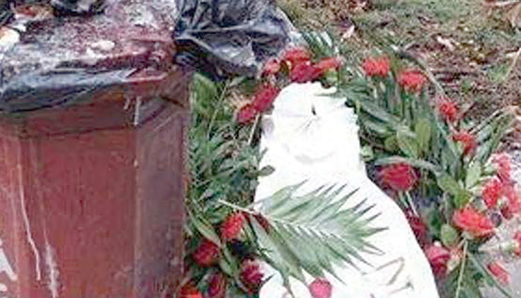 Το στεφάνι Βαρουφάκη στα σκουπίδια