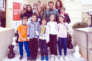 Ελληνες σκακιστές και σκακίστριες, με ορισμένες από αυτές να φωτογραφίζονται μαζί με τον κάτοχο του Παγκοσμίου Κυπέλλου, τον Αρμένιο Λεβόν Αρονιάν, “Νο 2” στον κόσμο