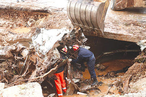 H τραγωδία της Δυτικής Αττικής: Συνεχίζονται οι έρευνες για τον εντοπισμό των 6 αγνοούμενων