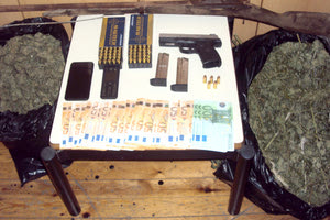 Τα όπλα και τα ναρκωτικά που βρήκε η ΕΛΑΣ