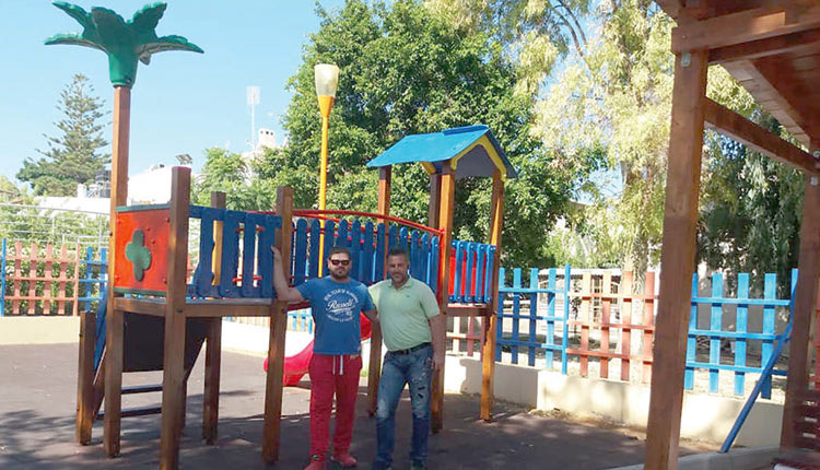 Ο Γιάννης Κοτσυφός και οι άλλοι κάνουν τις παιδικες χαρες να… λάμπουν