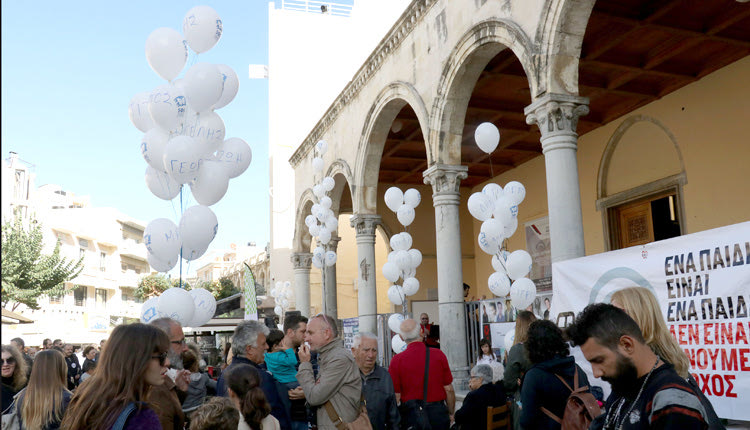 Μπαλόνια με ονόματα όσων χάθηκαν στην άσφαλτο  αφέθηκαν στον ουρανό