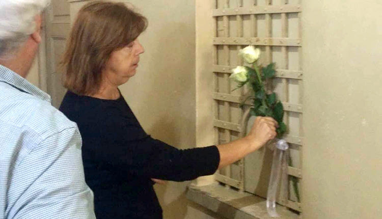 Οι συνάδελφοι του Νίκου αφήνουν λευκά τριαντάφυλλα στοι παράθυρό του