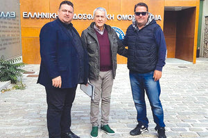 ΟΦΗ : Από αριστερά ο Φώτης Τσάλος μαζί με τον υπεύθυνο μάρκετινγκ της ΠΑΕ κ. Πυρουνάκη και στη μέση το στέλεχος της footballleague κ. Ευθυμιόπουλος