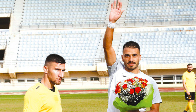 Ο Τζανακάκης με την ανθοδέσμη που του έδωσε ο Μπουρσέλης