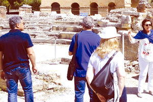 Η κ. Σφακάκη σε ξενάγηση  στο παρελθόν της Κρήτης