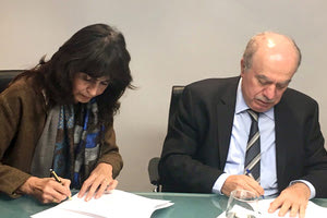 Ο κ. Μυρτάκης και η κ. Μητσοτάκη κατά την υπογραφή της σύμβασης για ευαίσθητες κοινωνικές ομάδες