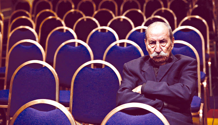 Ένας μοναχικός και πάντα συνεπής στον χώρο της δημοκρατικής παράταξης ο Νίκος Καρούζος.