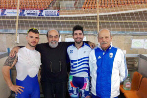 Ο πρόεδρος του “Κάστρο” κ. Σαρρής με τον Σωτήρη Μπρέτα (δεξιά), τον Χρήστο Βολικάκη και τον ομοσπονδιακό τεχνικό κ. Καρυπίδη