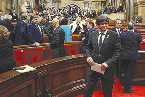 υπόθεση Καταλονίας: Στη φυλακή οδηγήθηκαν οκτώ πρώην υπουργοί της καταλανικής κυβέρνησης μετά από εντολή του δικαστηρίου.